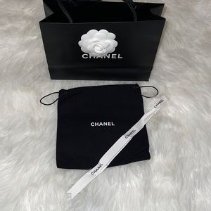 Small CHANEL - store bag with small duster and ribbon
